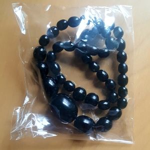 BOW & CROSSBONES fakelite beaded necklace